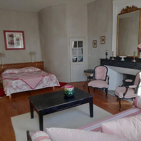Au Chateau Juillac Juillac  Room photo